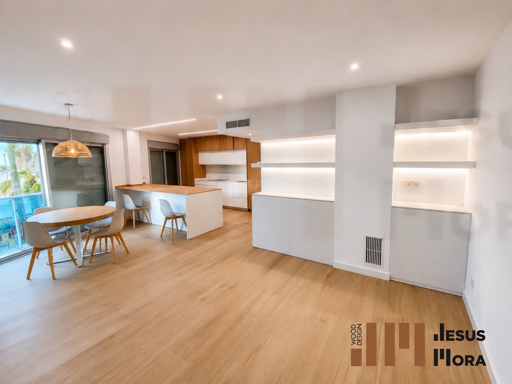 Comedor abierto con aparadores blancos y estantes iluminados