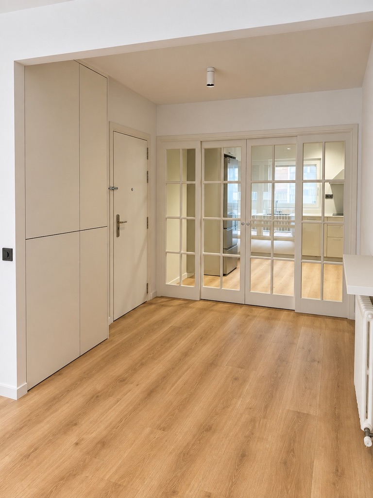 Puertas correderas blancas con cuarterones de cristal