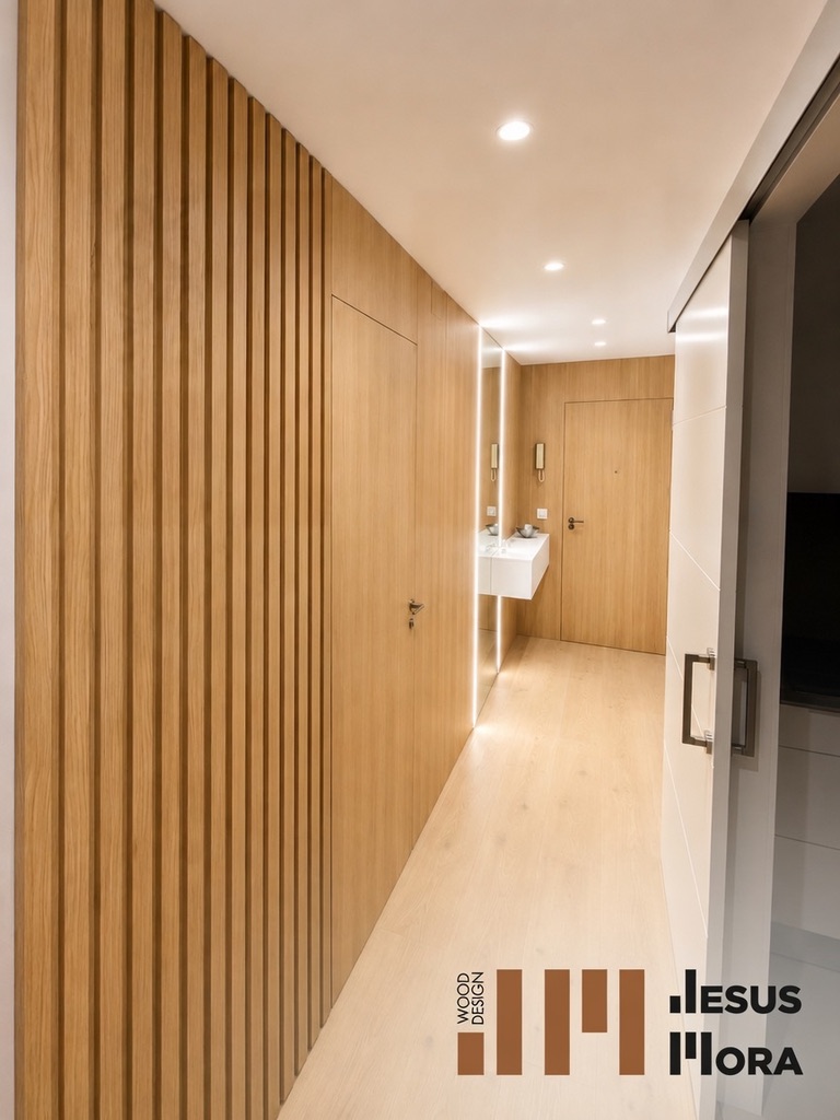 Pasillo de vivienda con revestimiento de lamas, puertas integradas e iluminación