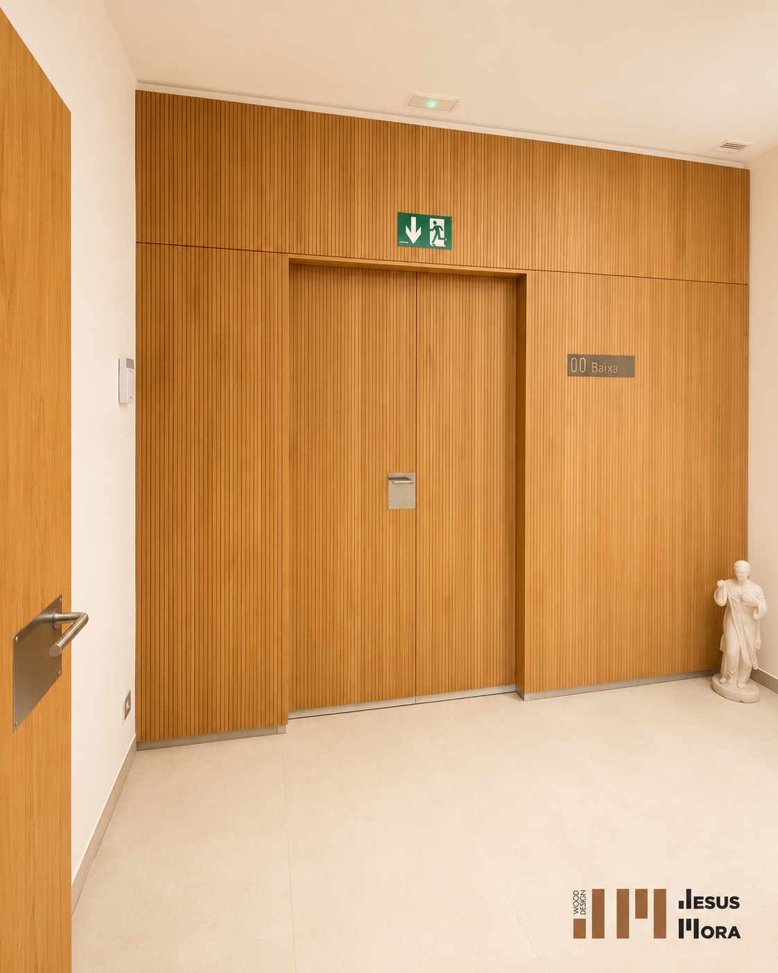 Puerta técnica integrada en un panelado vertical de madera