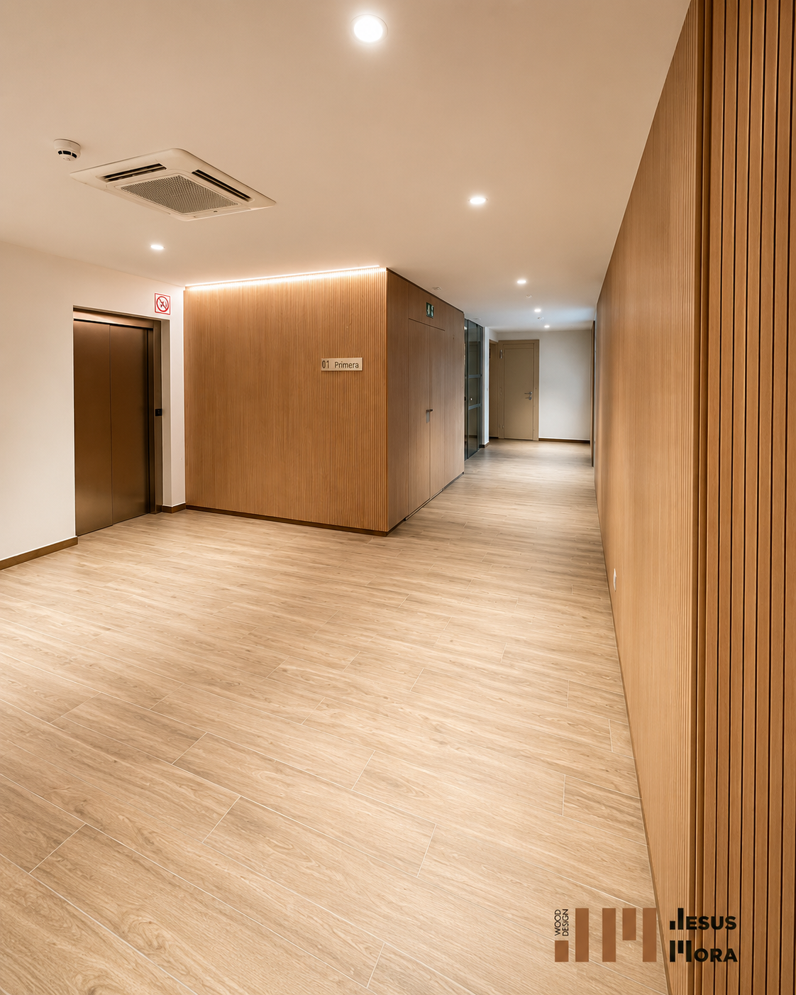 Distribuidor profesional revestido con lamas de madera e iluminación superior